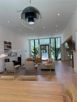 Propiedad en alquiler con 5 habitaciones y 5 baños en Miami