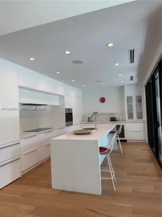 Propiedad en alquiler con 5 habitaciones y 5 baños en Miami