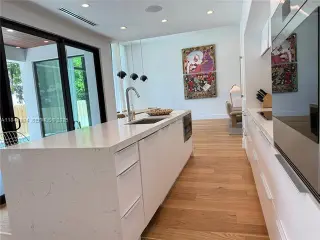 Propiedad en alquiler con 5 habitaciones y 5 baños en Miami