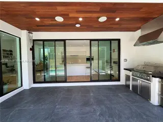 Propiedad en alquiler con 5 habitaciones y 5 baños en Miami