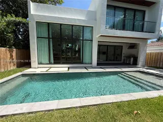 Propiedad en alquiler con 5 habitaciones y 5 baños en Miami