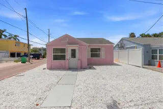 Propiedad en alquiler con 3 habitaciones y 1.5 baños en Treasure Island