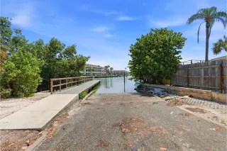 Propiedad en alquiler con 3 habitaciones y 1.5 baños en Treasure Island