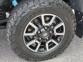 Toyota Tundra 2018 4x4 SR5 4dr CrewMax Cab Pickup SB (5.7L V8)
