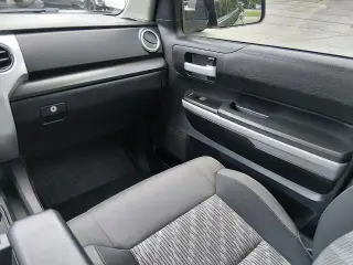 Toyota Tundra 2018 4x4 SR5 4dr CrewMax Cab Pickup SB (5.7L V8)