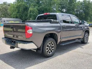 Toyota Tundra 2018 4x4 SR5 4dr CrewMax Cab Pickup SB (5.7L V8)