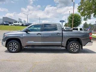 Toyota Tundra 2018 4x4 SR5 4dr CrewMax Cab Pickup SB (5.7L V8)