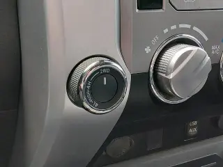 Toyota Tundra 2018 4x4 SR5 4dr CrewMax Cab Pickup SB (5.7L V8)