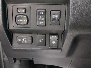 Toyota Tundra 2018 4x4 SR5 4dr CrewMax Cab Pickup SB (5.7L V8)