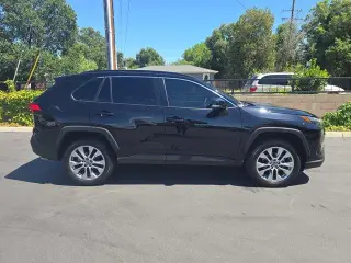 Toyota RAV4 2025 AWD XLE Premium 4dr SUV