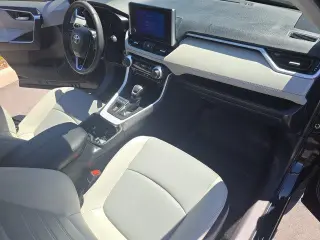 Toyota RAV4 2025 AWD XLE Premium 4dr SUV