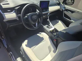 Toyota RAV4 2025 AWD XLE Premium 4dr SUV