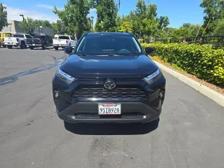 Toyota RAV4 2025 AWD XLE Premium 4dr SUV