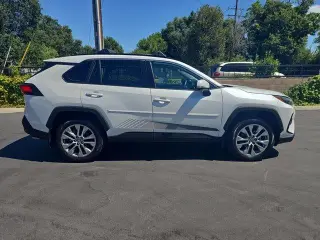 Toyota RAV4 2024 AWD XLE Premium 4dr SUV