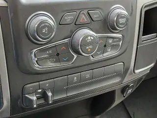Ram 1500 Classic 2021 4x4 Tradesman 4dr Crew Cab 5.5 ft. SB Pickup