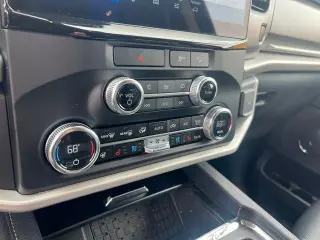 Ford Expedition 2023 4x4 XLT 4dr SUV