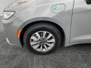 Chrysler Pacifica Plug-In Hybrid 2023 Touring L 4dr Mini-Van