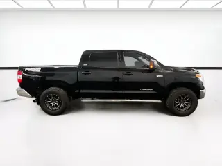 Toyota Tundra 2017 4x4 SR5 4dr CrewMax Cab Pickup SB (5.7L V8 FFV)