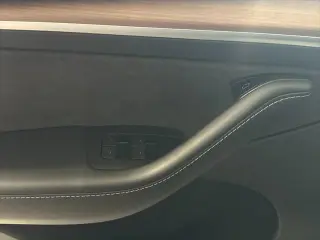Tesla Model Y 2023 AWD Performance 4dr Crossover
