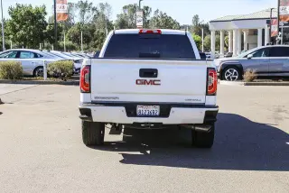 GMC Sierra 1500 2017 4x4 Denali 4dr Crew Cab 5.8 ft. SB
