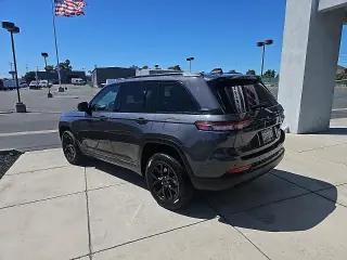 Jeep Grand Cherokee 2024 4x4 Laredo 4dr SUV