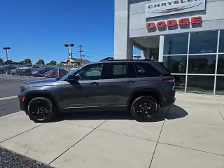 Jeep Grand Cherokee 2024 4x4 Laredo 4dr SUV