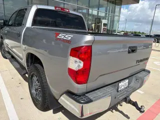 Toyota Tundra 2017 4x2 SR5 4dr CrewMax Cab Pickup SB (4.6L V8)