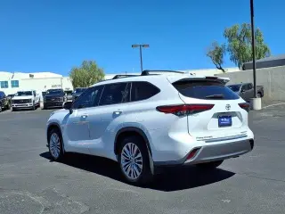 Toyota Highlander 2023 LE 4dr SUV