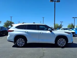 Toyota Highlander 2023 LE 4dr SUV