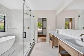 Propiedad en alquiler con 3 habitaciones y 3.5 baños en Coral Gables