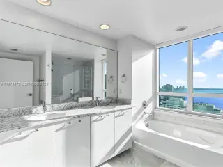 Propiedad en alquiler con 2 habitaciones y 2.5 baños en Miami