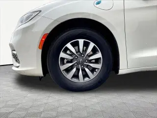 Chrysler Pacifica Plug-In Hybrid 2023 Touring L 4dr Mini-Van