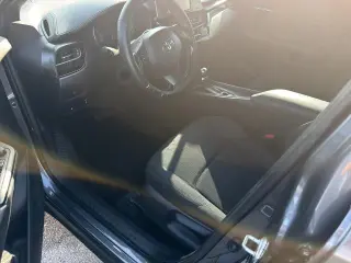 Toyota C-HR 2018 XLE 4dr Crossover