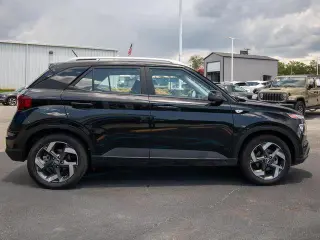 Hyundai VENUE 2026 SEL 4dr Crossover w/Two-Tone Roof