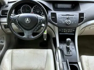 Acura TSX 2010 4dr Sedan 5A w/Technology Package