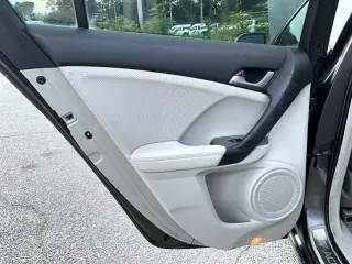 Acura TSX 2010 4dr Sedan 5A w/Technology Package