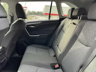 Toyota RAV4 2025 AWD XLE 4dr SUV