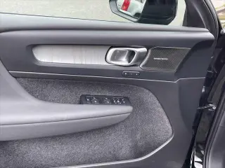 Volvo XC40 2024 AWD B5 Plus Dark Theme 4dr SUV