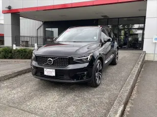 Volvo XC40 2024 AWD B5 Plus Dark Theme 4dr SUV