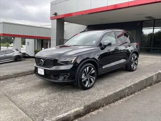 Volvo XC40 2024 AWD B5 Plus Dark Theme 4dr SUV