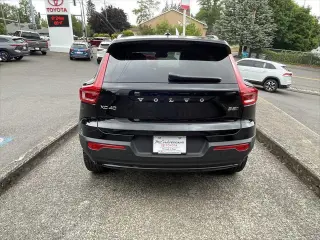 Volvo XC40 2024 AWD B5 Plus Dark Theme 4dr SUV