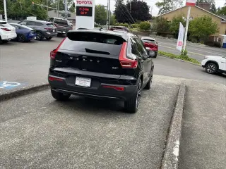 Volvo XC40 2024 AWD B5 Plus Dark Theme 4dr SUV