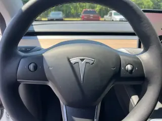 Tesla Model Y 2023 AWD 4dr Crossover