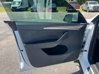 Tesla Model Y 2023 AWD 4dr Crossover