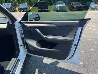 Tesla Model Y 2023 AWD 4dr Crossover