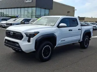 Toyota Tacoma 2024 4x4 SR5 4dr Double Cab 5.0 ft SB