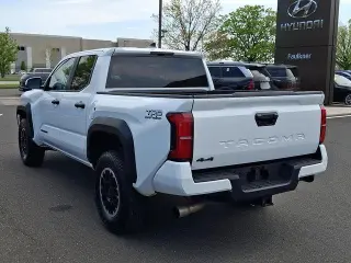 Toyota Tacoma 2024 4x4 SR5 4dr Double Cab 5.0 ft SB