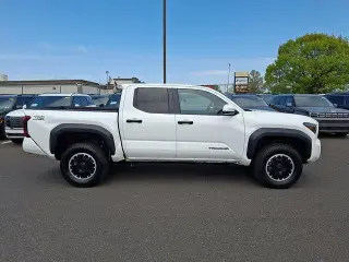 Toyota Tacoma 2024 4x4 SR5 4dr Double Cab 5.0 ft SB