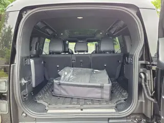 2026 Land Rover Defender 110 Octa Black