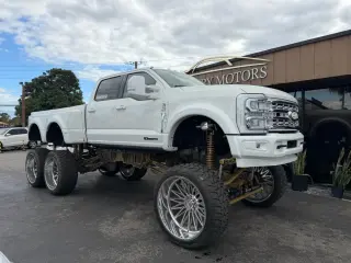 2025 FORD F550 SUPER DUTY CREW CAB & CHASSIS